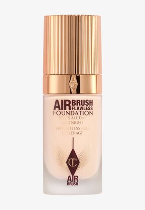 Flacone di fondotinta Airbrush Flawless di Charlotte Tilbury con tappo a coste dorato e branding che evidenzia l'alta coprenza e la lunga durata.