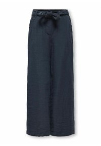 Tumši zili platā piegriezuma bikses no faktūras auduma ar sasienamu jostu un sānu kabatām. Audumā redzamas maigas krokas.