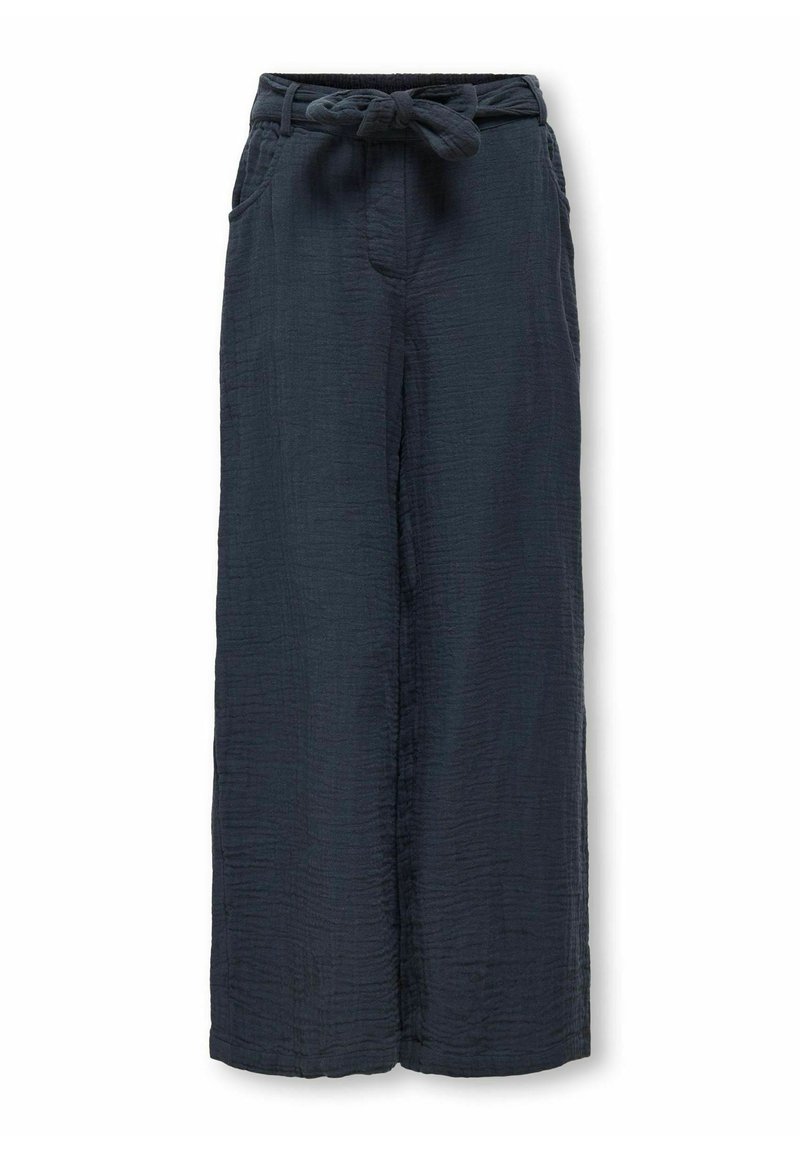 Tumši zili platā piegriezuma bikses no faktūras auduma ar sasienamu jostu un sānu kabatām. Audumā redzamas maigas krokas.