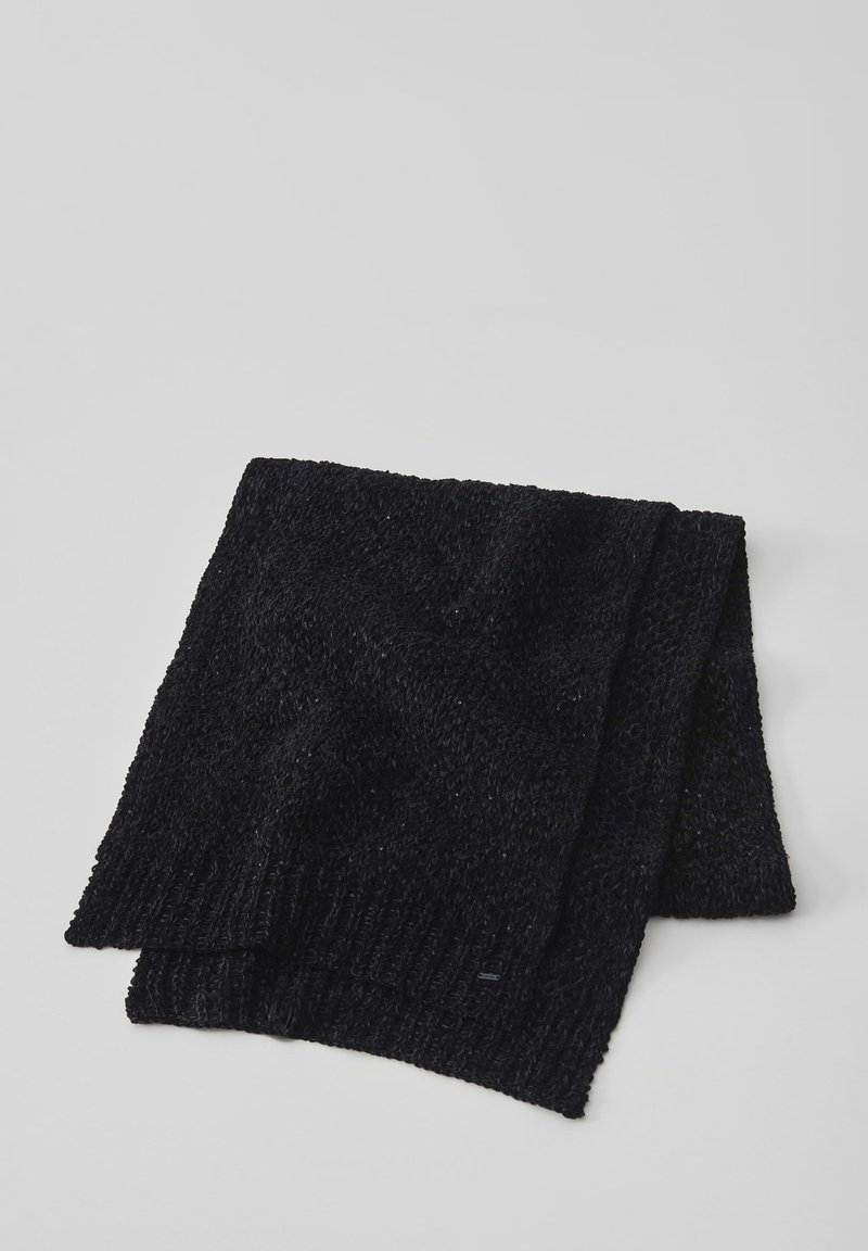 Schwarzer gestrickter Schal mit strukturierter Musterung, featuring gerippte Kanten. Er hat ein weiches, voluminöses Aussehen und ist diagonal gefaltet.