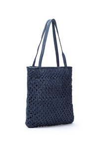 Bolso tote tejido en color azul marino con asas de cuero, que presenta un cuerpo texturizado, forma rectangular y diseño de abertura superior.