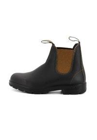 Stivale Chelsea in pelle nera con pannelli elastici laterali marroni, linguette di rilascio davanti e dietro, e una suola robusta.