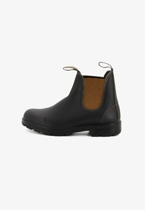 Stivale Chelsea in pelle nera con pannelli elastici laterali marroni, linguette di rilascio davanti e dietro, e una suola robusta.