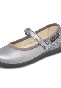Scarpa Mary Jane metallica argento con cinturino in Velcro, interno imbottito e pannello posteriore grigio testurizzato, caratterizzata da un accento con logo nero.