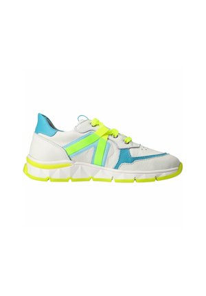 Weißer Sneaker mit blauen Akzenten, neon-gelben Schnürsenkeln und neon-gelber Sohle, seitlich gezeigt vor weißem Hintergrund.