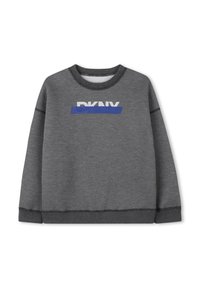 Sweatshirt gris avec encolure ronde, manches longues et logo DKNY en blanc et bleu sur la poitrine. Tissu doux avec des coutures contrastées.