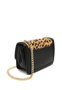 Svart skinnväska med en flap i leopardmönster, utrustad med en kedjeaxelrem i guld. Kompakt och strukturerad design med en slät yta.