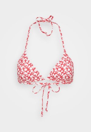 Raudonas gėlių maudymosi kostiumėlis su trikampiais puodeliais, reguliuojamais raišteliais kaklo ir nugaros srityje, pasižymintis minkšta tekstūra ir balta gėlių raštu.