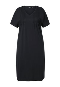 Robe noire à manches courtes, longueur genou, avec décolleté en V et plis verticaux sur le haut devant.