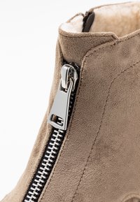 Even&Odd Kotníkové boty na platformě - khaki