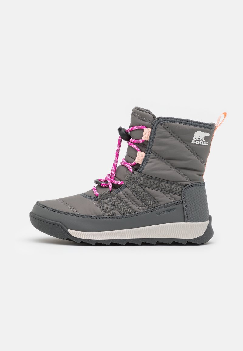 Botte d'hiver imperméable grise avec lacets roses et languette orange, dotée d’une semelle blanche et du logo Sorel sur le côté.