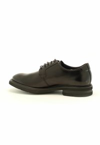 Souliers de ville en cuir noir avec un bout rond, six paires d'œillets, des lacets plats et une semelle texturée. Surface lisse avec des accents minimaux.
