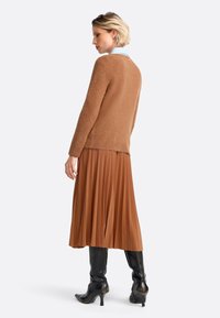 Rich & Royal MIT RUNDHALSAUSSCHNITT - Strickpullover - caramel spice