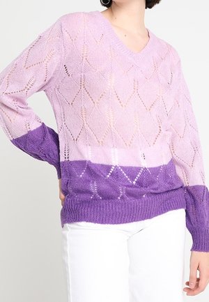 Maglione lavorato a maglia in rosa chiaro e viola con scollatura a V, caratterizzato da motivi a rombo e polsini a costine. Tessuto leggero e testurizzato.