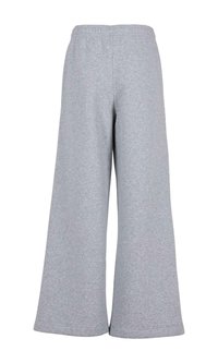 Pantalons de survêtement larges gris avec une taille élastique, fabriqués en tissu en coton doux, présentant une texture lisse et sans motifs visibles.