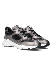 Grijze leren sneakers met een gestructureerde bovenkant, zwarte accenten, witte zool en vetersluiting. Beschikt over een ronde neus en een gewatteerde kraag.