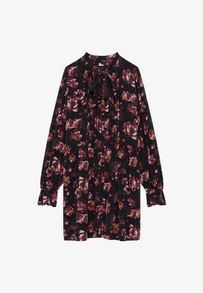 Blumen kleid aus schwarzem Stoff mit dunklen burgunder und braunen Farbtönen. Lange Ärmel, plissiertes Design und ein Halsbanddetail.
