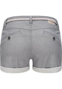 Pantalones cortos de mezclilla gris con dobladillo enrollado. Presentan dos bolsillos traseros con botones negros y un cinturón tejido multicolor. Detalle sutil de textura.