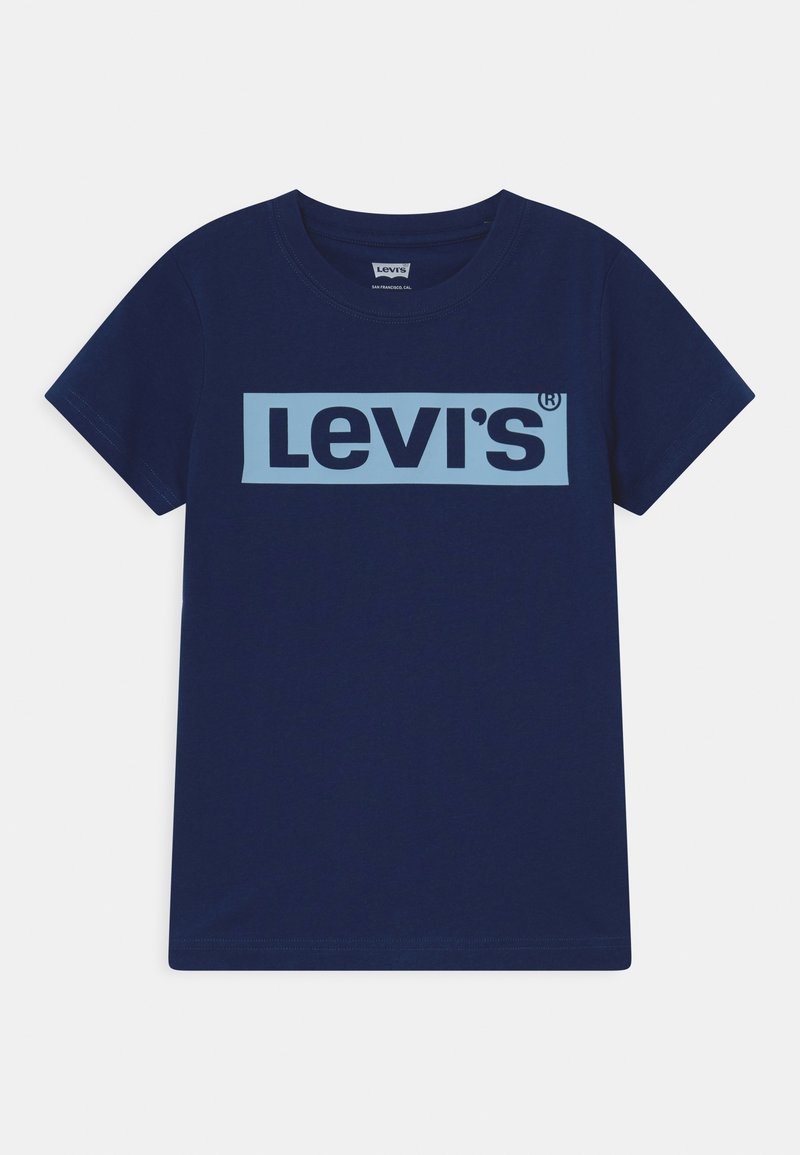 T-shirt bleu marine à manches courtes avec un logo rectangulaire bleu clair et un texte bleu foncé "Levi's" sur la poitrine.
