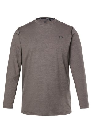 Grijze T-shirt met lange mouwen van zachte stof. Heeft een ronde halslijn en een klein logo op de linkerborst. Naaddetails op de schouders.