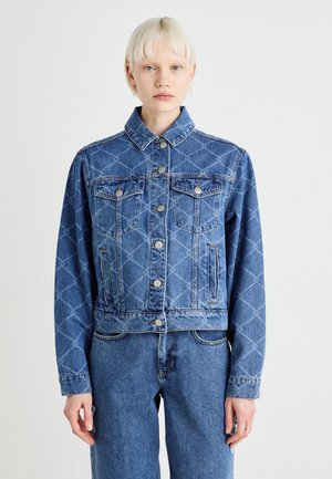 Veste en denim bleu avec un design court, présentant un motif en losanges, des poches poitrine, des boutons en argent et un col classique.
