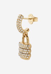 Orecchini tono oro con design a lucchetto testurizzato adornato da strass trasparenti, chiusura a vite posteriore.