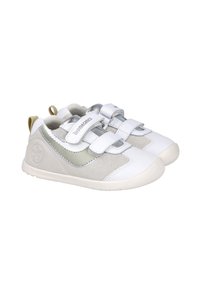 Zapatillas para niños en blanco y gris, hechas de tela y cuero, con correas de velcro, un detalle plateado y una suela texturizada.