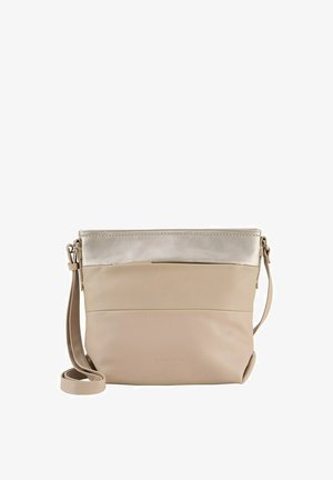 Sac bandoulière en cuir beige avec un panneau supérieur en métal argenté, fermeture éclair, bandoulière ajustable et section inférieure texturée. Mesure environ 25 cm de large.