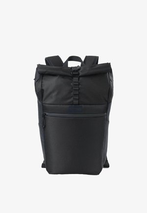 Schwarzer Rolltop-Rucksack mit glatter Stoffoberfläche, verstellbaren Gurten, einer vorderen Reißverschlusstasche und einem Logo-Patch auf der Vorderseite.