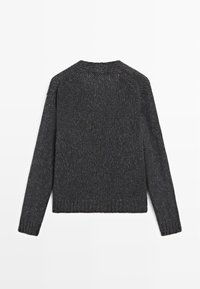 Donkergrijs gebreid sweater met ribbelboord aan de hals en mouwen, met een gestructureerd patroon en rechte snit, gezien vanuit de achterkant.