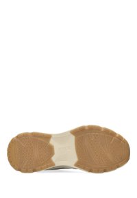 Gumowa podeszwa z brązowym teksturowanym wzorem, z białą śródpodeszwą i gładkim brzegiem. Projekt zawiera wyraźny bieżnik zapewniający przyczepność.