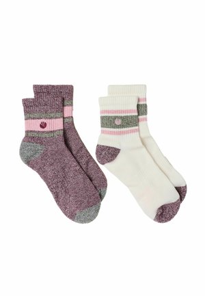 Zwei Paar Crew-Socken, eines lila mit grauen Zehen und Fersen, das andere weiß mit lila Zehen und Fersen, beide mit pinken und grünen Streifen.