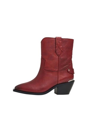 Botte de cowboy en cuir rouge avec un bout pointu, un talon empilé, des coutures décoratives sur les côtés et une languette en haut pour un enfilage facile.