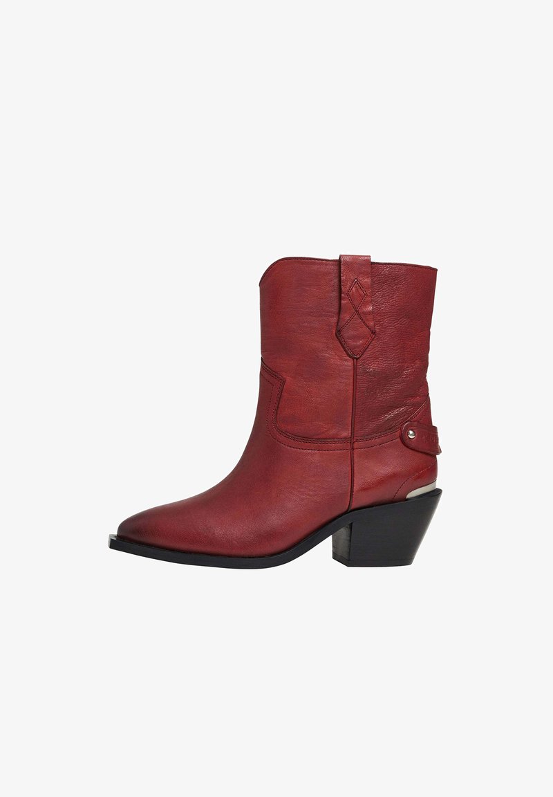 Bota vaquera de cuero rojo con punta afilada, tacón apilado, costuras decorativas en los laterales y una lengüeta en la parte superior para facilitar su colocación.