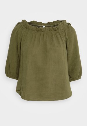 Blusa verde oliva, com decote ombro a ombro, feita de um tecido texturizado e amarrotado. Apresenta mangas bufantes e um detalhe de gola com pregas.