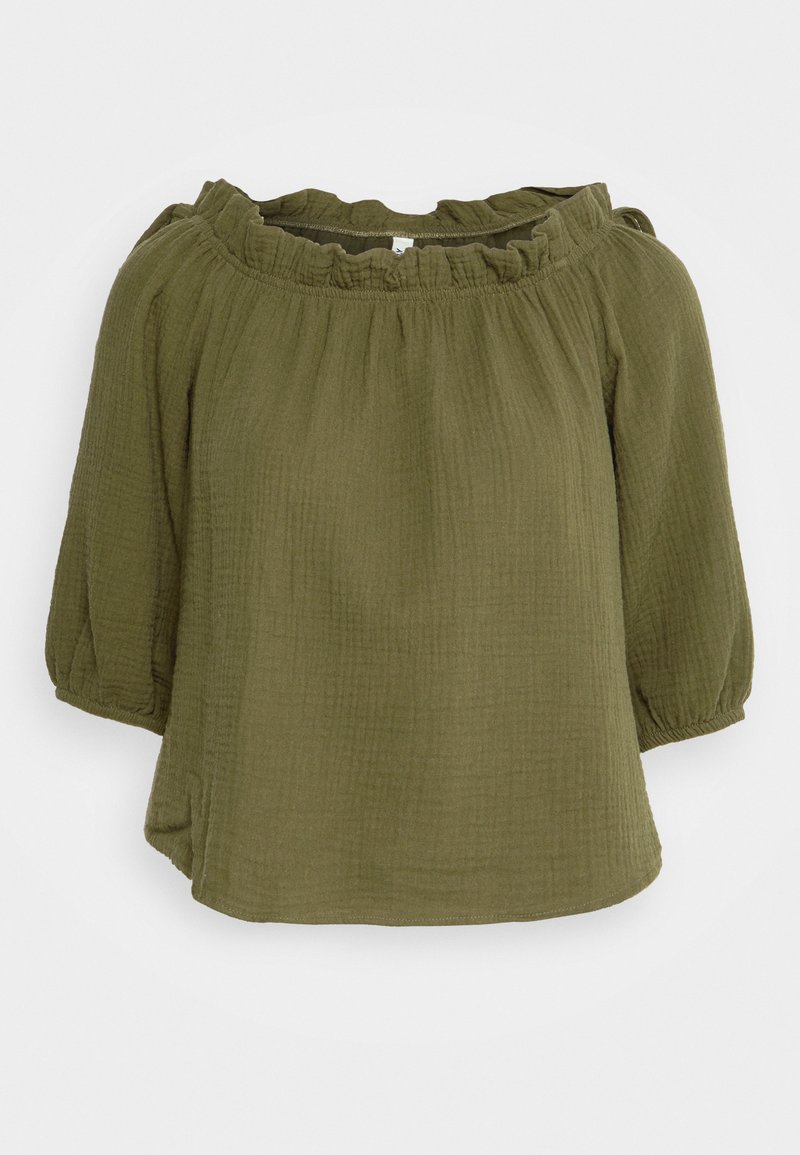 Blusa verde oliva, com decote ombro a ombro, feita de um tecido texturizado e amarrotado. Apresenta mangas bufantes e um detalhe de gola com pregas.