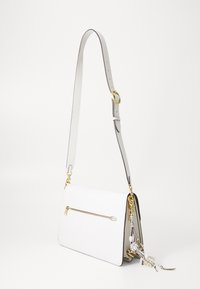 COACH RUNWAY CHAIN TABBY SHOULDER BAG 35 - Handtasche - bright white