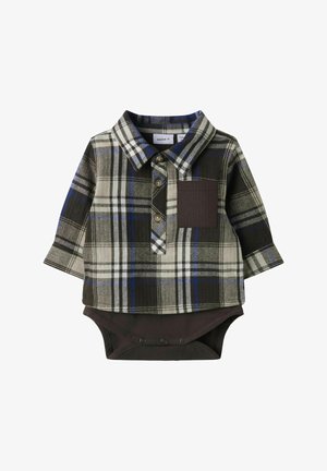 Roheline, hall ja sinine ruuduline pika varrukaga särk, mille all on pruun bodi; omaduseks nööbist sulgemine ja esikott.