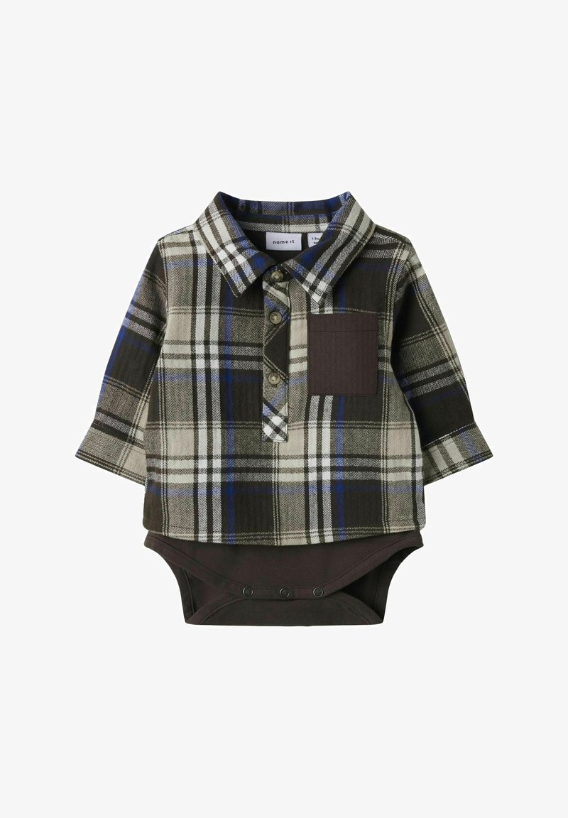 Camicia a maniche lunghe scozzese in verde, grigio e blu, con un body marrone sotto; presenta chiusura con bottoni e tasca frontale.