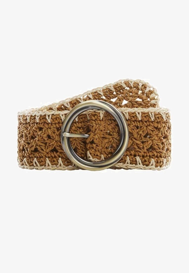Ceinture marron crochetée avec bordure crème et une grande boucle ronde en métal argenté sur fond blanc.