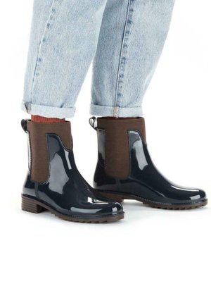 Mörkblå regnstövlar med blank yta, elastiska sidopaneler i brunt och texturerad sula för grepp. Liten klack och dragflärp för enkel påtagning.