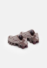 Nike Sportswear SHOX TL - Sneakers - pumice/night maroon/plum eclipse