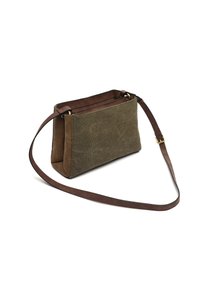 Borsa in canvas marrone con forma rettangolare, dettagli in pelle e tracolla regolabile. Presenta una superficie texture e un design semplice.