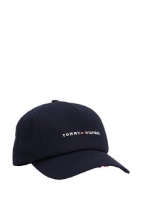 Gorra de béisbol de algodón azul marino con correa ajustable, que presenta el texto bordado en blanco "TOMMY HILFIGER" y un acento rojo y blanco en la visera.