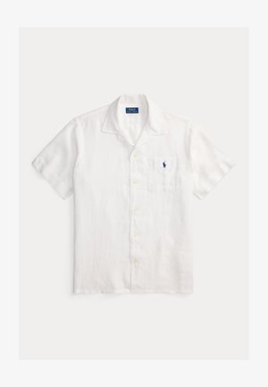 Valge lühikeste varrukatega linane särk, millel on ülesvolditud krae, viis eesmist nööpi ja tasku, millel on väike sinine logo.