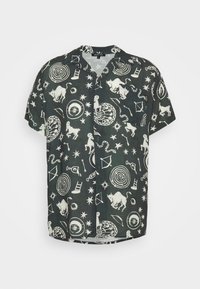 Camicia a maniche corte con bottoni di colore verde scuro, decorata con motivi mistici in bianco, tra cui animali e simboli celestiali. Dotata di taschino frontale.