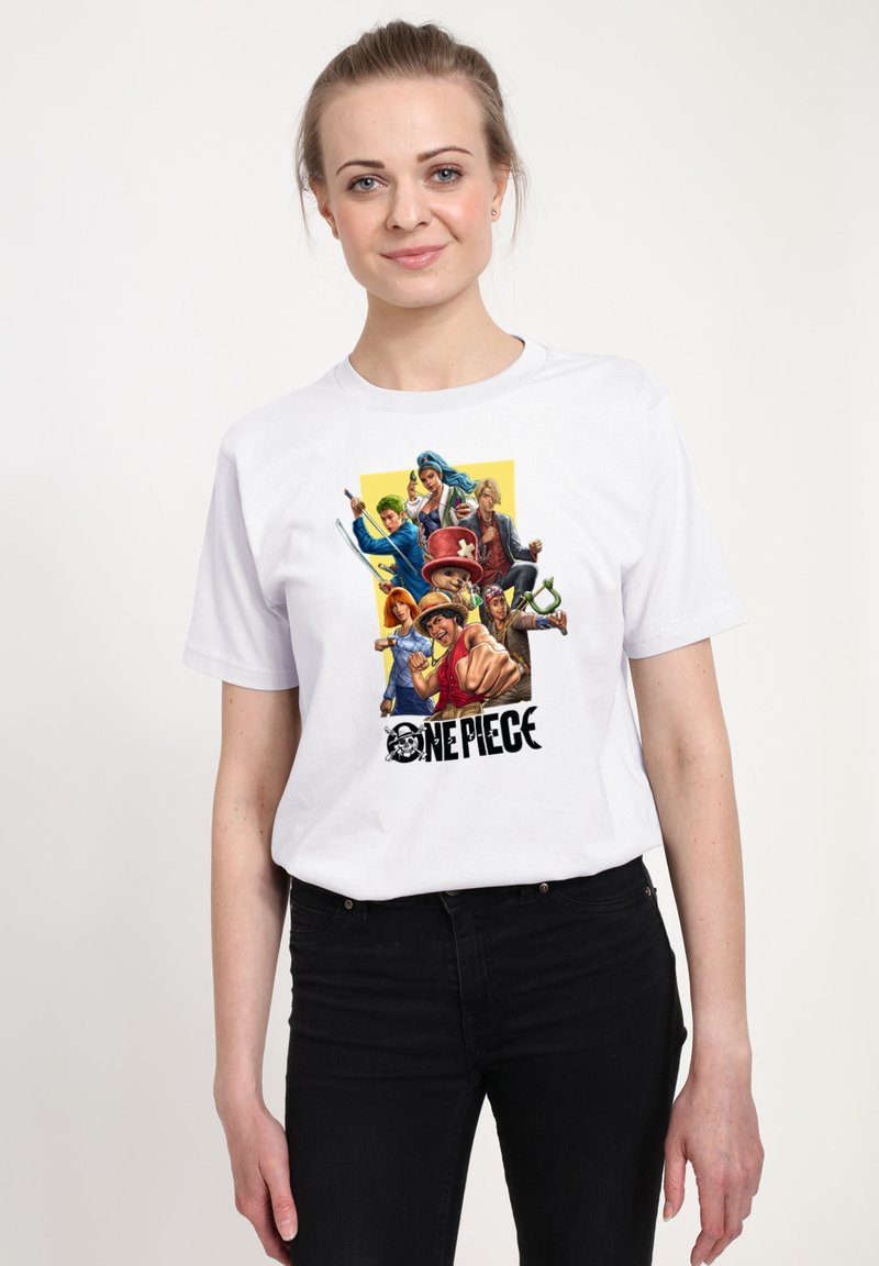 Camiseta blanca de algodón con un estampado gráfico colorido de personajes de "One Piece" y letras negras en negrita en la parte inferior.