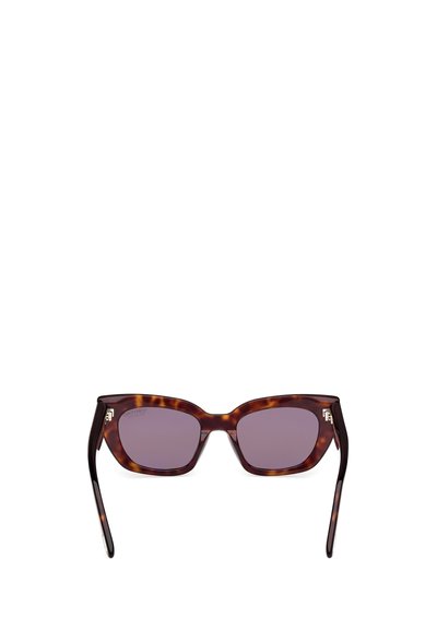 Gafas de sol de carey con un marco ancho y angular y lentes tintados de púrpura. Los acentos metálicos en las patillas añaden detalle.