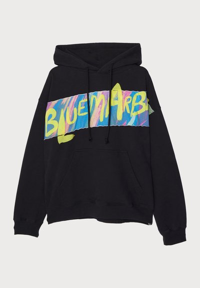 Moletom preto feito de algodão com um bolso tipo canguru na frente. Apresenta um design gráfico colorido com a inscrição "BLUEMARB" em amarelo e azul.