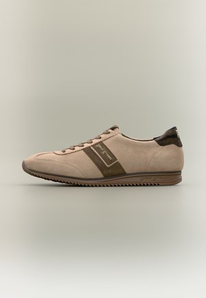 Baskets en daim beige avec bande et lacets marron, semelle en caoutchouc profilée basse, et logo "paul green" sur le côté et l’onglet de talon.